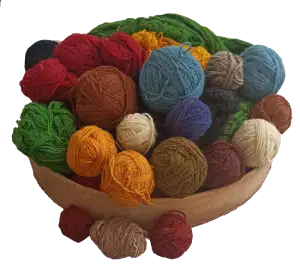 خامه یا نخ بومی برای بافت قالی و گلیم در رنگ های مختلف در شهرستان چادگان