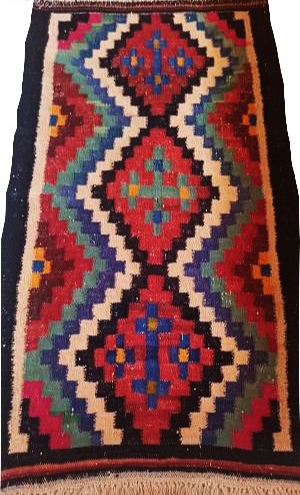 گلیم جریره با رنگ های متفاوت نمونه ای از صنایع دستی محلی