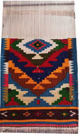 آخرین گلیم دستباف  خانگی جریره که نیمه کاره بافته شد .